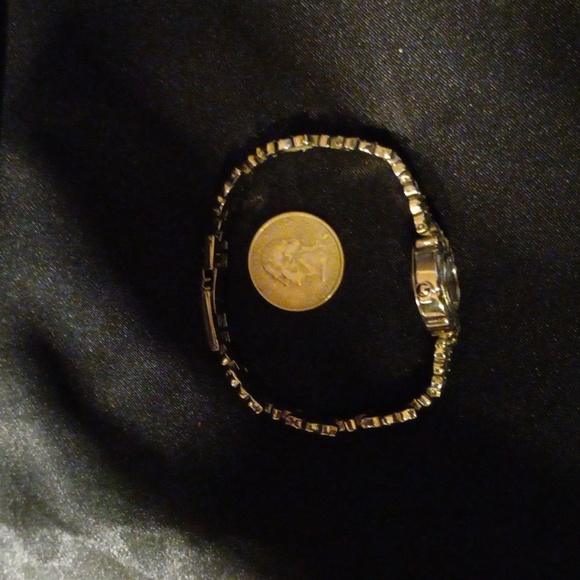 Really nice ladies watch. Quarts most. Crystal embedded through out. - Picture 3 of 6